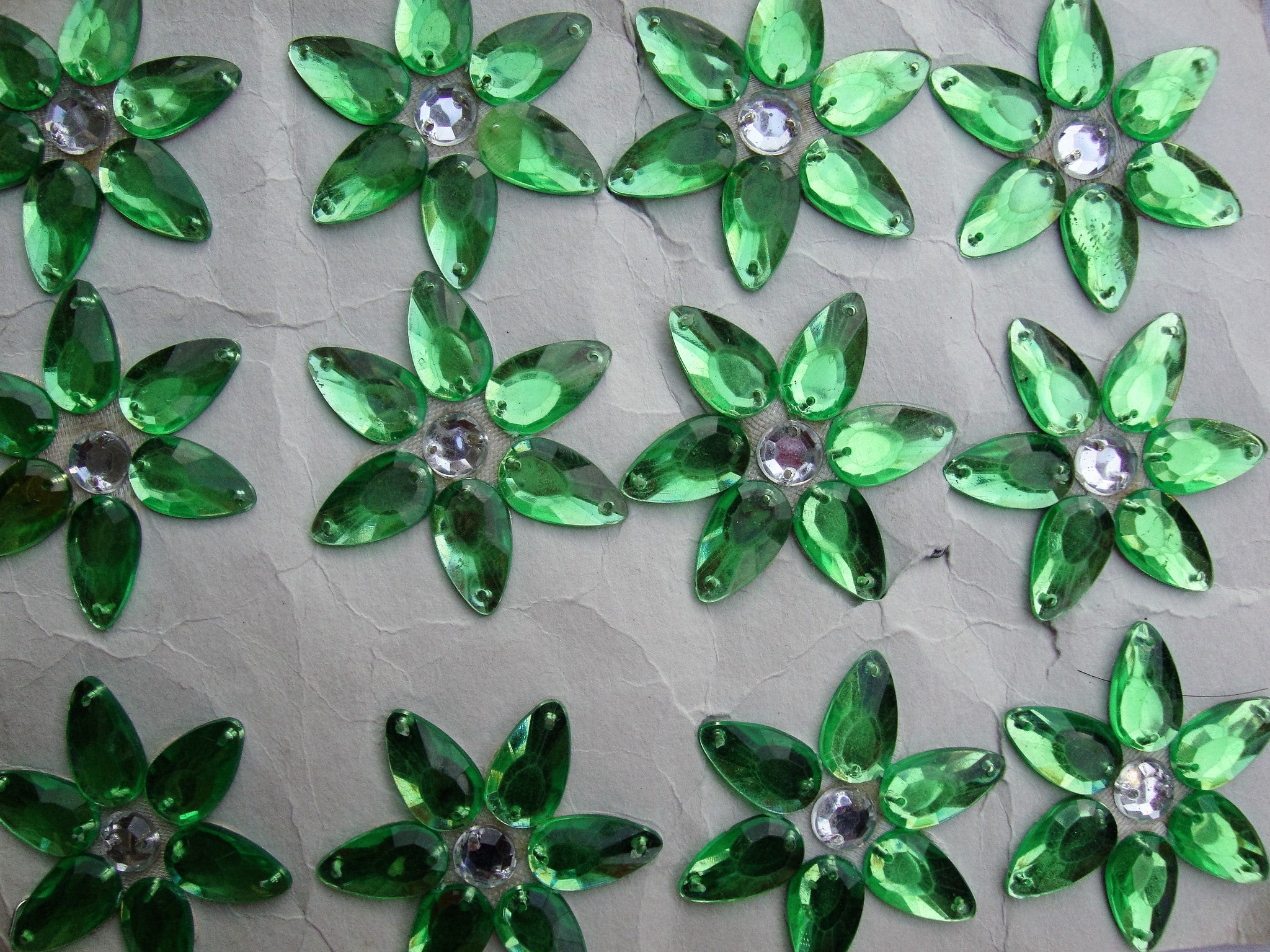 Green star shaped stones (Sold as a pack of 24)